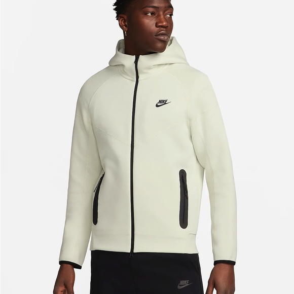 Nike Sportswear Tech Fleece Windrunner
Men's Full-Zip Hoodie - Picture 3 of 8